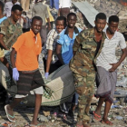 Traslado de un cadáver del lugar donde se ha producido uno de los atentados con bomba en Mogadiscio.