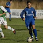 Santi Álvarez, a la derecha, realizó una buena labor en el centro del campo del equipo trepalense