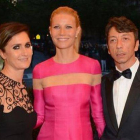 La actriz Gwyneth Paltrow, en la fiesta, con dos invitados.