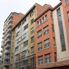 El edificio de la calle Villabenavente de donde se desmoronó la terraza el pasado mayo.