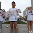 Miembros de la organización surcoreana por los derechos de los animales protestan contra el hábito coreano de comer perros, especialmente en verano.