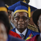 El presidente de Zimbabue reaparece en público en un acto de graduación en la capital del país, Harare.