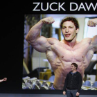 Mark Zuckerberg con una foto suya trucada por el actor Adam Sandberg.