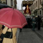 La Virgen, a su paso por El Cid, donde la lluvia ya exigía el paraguas