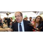 Juan Vicente Herrera llega a la reunión con los presidentes provinciales del PP en medio de una nube de fotógrafos