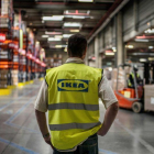 Imagen de un trabajador de Ikea en uno de los centros logísticos.