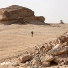 Imagen de archivo de un turista caminando en un desierto de Egipto