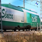 El tren Séneca, ayer por la mañana en las inmediaciones de la estación ferroviaria de León. RAMIRO