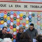 La alcaldesa, María Eugenia Gancedo, en el centro, en la colocación en el parque de La Era.