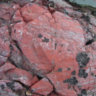 Impregnaciones rojizas en una roca, resultado de la primitiva actividad bacteriana. Los sedimentos tienen entre 3.770 y 4.300 millones de años.