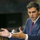 El líder de Ciudadanos, Albert Rivera, durante su intervención en la segunda sesión del debate de investidura del líder del PP, Mariano Rajoy, esta mañana en el Congreso.