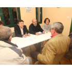 Folgueral y López Voces, en la reunión de ayer con la asociación vecinal La Estación-Temple.