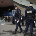 Agentes de la policía patrullan ante el Palacio de Congresos de París, donde se celebro el sorteo para la final del Campeonato de Europa de fútbol.