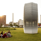 La torre ‘Smog Free’, diseñada por el artista Daan Roosengaarde, es capaz de absorber los gases contaminantes. EFE