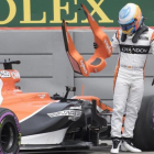 Fernando Alonso abandona el McLaren tras ser informado por radio de que sufría un problema en la dirección.