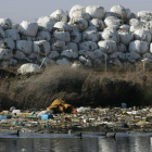 El Ayuntamiento denuncia el mal estado de los fardos de basura que continúan en El Busto.