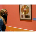 Blanca de la Torre, en la imagen ante un disco de oro de George Harrison, es artífice de exitosos proyectos. BENITO ORDÓÑEZ