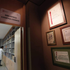 Además de libros, la Biblioteca Concha Casado incluye premios, diplomas y otros objetos personales de la autora. JESÚS F. SALVADORES