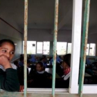 Una niña palestina mira hacia el exterior en una escuela dañada durante la ofensiva Israelí