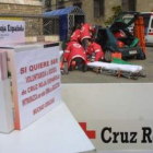 Los voluntarios de Cruz Roja conciencian a la población en primeros auxilios.