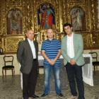 Avelino García, Jorge Martínez y Marcos Cachaldora con el retablo de San Andrés restaurado.