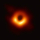 Primera imagen de un agujero negro, en la que se puede observar la sombra del que se encuentra en la galaxia M85, situada a 50 millones de años luz de la Tierra  / EHT COLLABORATION