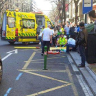 El ciclista Sergio Padilla es atendido por el servicio médico tras caer en la Gran Via de Bilbao por unos bolardos mal señalizados.