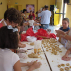 En el taller de repostería de San Andrés se produjo intercambio generacional entre mayores y niños.