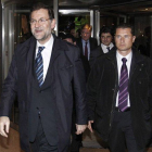 Mariano Rajoy se dirige a su reunión con el secretario del Tesoro de EEUU, Timothy Geithner, el miércoles, en Marsella.
