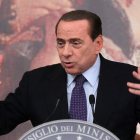Berlusconi, en una imagen de archivo, aprueba un plan de ajuste, diana de elogios y críticas.