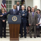 Obama comparece acompañado de la excongresista Gabby Giffords (segunda por la izquierda), el vicepresidente Joe Biden (quinto) y familiares de las víctimas de Newtown.