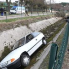 El coche, ayer por la mañana en el interior del Canal a su paso por el barrio de Compostilla.