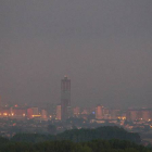 El humo provocado por el incendio de Villafranca hizo que el cielo de Ponferrada presentara ayer este aspecto.