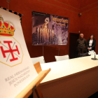 El escudo de la Real Hermandad y el cartel mural de Quinito para la Pascua.