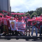 Los aficionados del Sporting apoyan al equipo leonés. DL