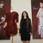 La leonesa Gabriela González posa en la exposición del Auditorio que exhibe sus creaciones