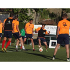 La plantilla maragata se ejercitó hasta el pasado viernes sobre la hierba artificial del campo de Puente Castro.