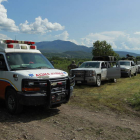 Vehículos de los equipos de forenses que trabajan donde aparecieron los cuerpos.