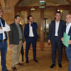 Los representantes de la DO Tierra de León visitaron ayer al presidente de la Diputación. JESÚS