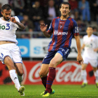 Samuel golpea el balón en un lance de un partido en el que la Deportiva conseguía un punto en el feudo del Eibar que puede valer su peso en oro para alcanzar la ansiada permanencia en la Segunda División.