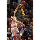 Pau Gasol pone un tapón decisivo a LeBron James, en los compases finales del partido entre los Bulls y los Cavaliers.
