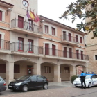 Un agente de la Policía Local, delante del Ayuntamiento de Valencia de Don Juan. MEDINA