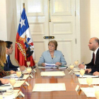 La presidenta de Chile, Michelle Bachelet (c), durante su reunión con ministros miembros del Comité de Política, el miércoles 6 de mayo.