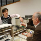 Una usuaria enseña la tarjeta al comprar un bonobús.