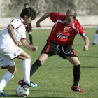 Galán, a la izquierda de la imagen, trata de llevarse el balón ante la presencia del centrocampista del Béjar Mateo en un lance del partido disputado en el estadio Roberto Heras.