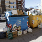 Contenedores de materiales reciclables en León, que precisa el sistema provincial de residuos. MARCIANO PÉREZ