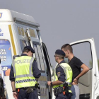 La policía austríaca inspecciona los vehículos de carga en una carretera cercana a la frontera con Hungría.