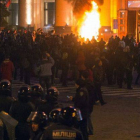 Manifestantes prorrusos incendian neumáticos cerca del edificio gubernamental ocupado de Járkov, antes de su desalojo por parte de la policía.