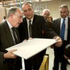 El presidente de Endesa, Manuel Pizarro, observa una pieza de cerámica en una empresa de Castellón