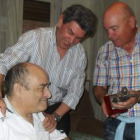 Jandri y Quintanilla entregan a Manso una estatuilla de Guzmán.